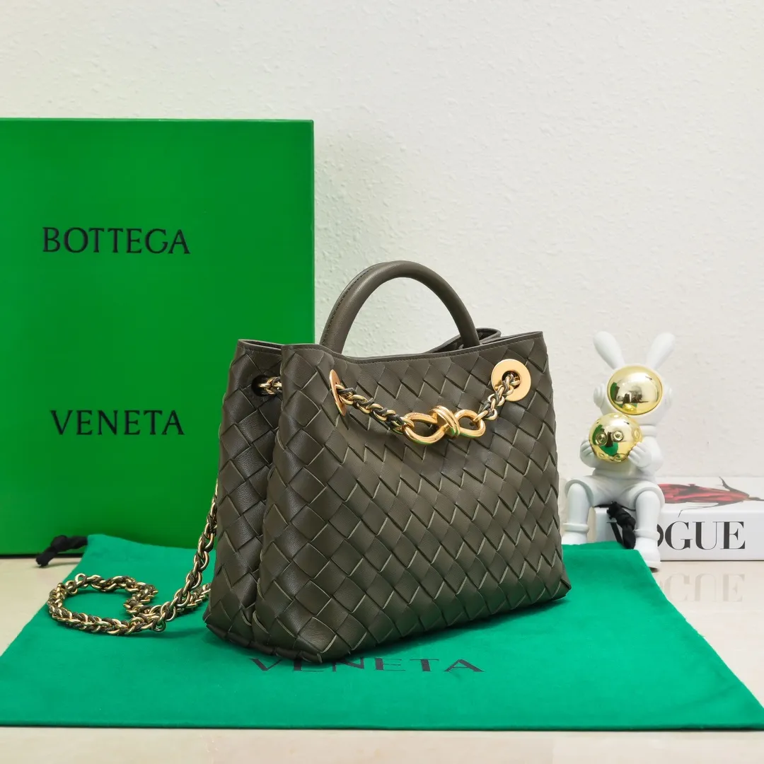 Batch 1960 BOTTEGA VENETA 2024 spring and summer new small ANDIAMO chain bag is also available! 🔥🔥I believe many friends have been waiting for a long time. The metallic chain adds a touch of sophistication to the original softness and elegance of Andiamo. The collision of classic craftsmanship and elegance creates a different kind of beauty. Style number: 6008 Size: 25*22*10.5cm